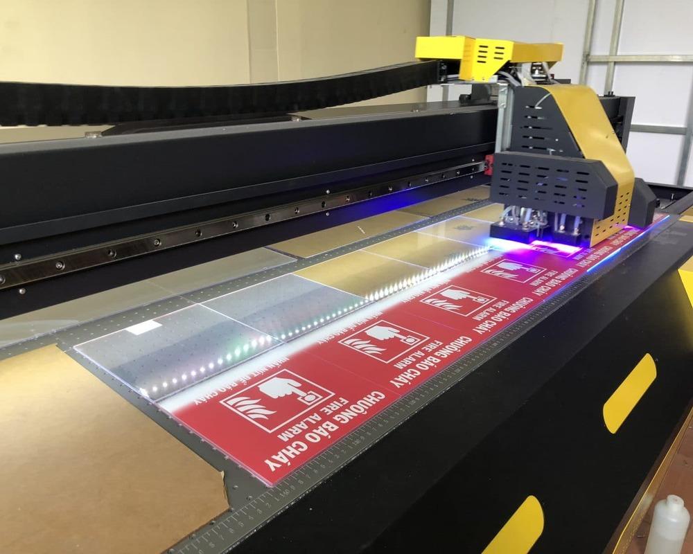 Sử dụng máy In UV trực tiếp trên tấm mica Sử dụng máy In UV trực tiếp trên tấm mica