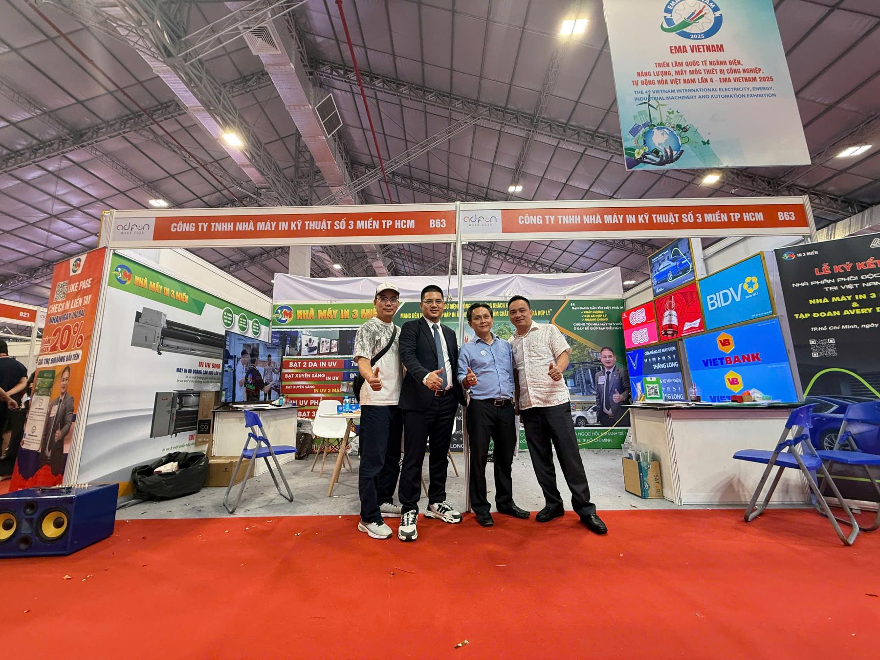 Boss Trương Đức của nhà máy IN 3 MIỀN cùng các chủ tịch thăm quan gian hàng của IN 3 MIỀN Boss Trương Đức của nhà máy IN 3 MIỀN cùng các chủ tịch thăm quan gian hàng của IN 3 MIỀN