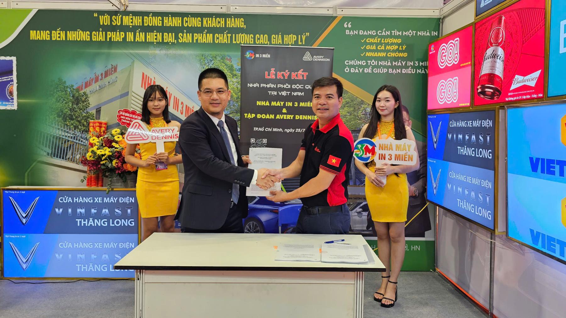 Lễ ký kết của IN 3 MIỀN và Avery Dennison Lễ ký kết của IN 3 MIỀN và Avery Dennison